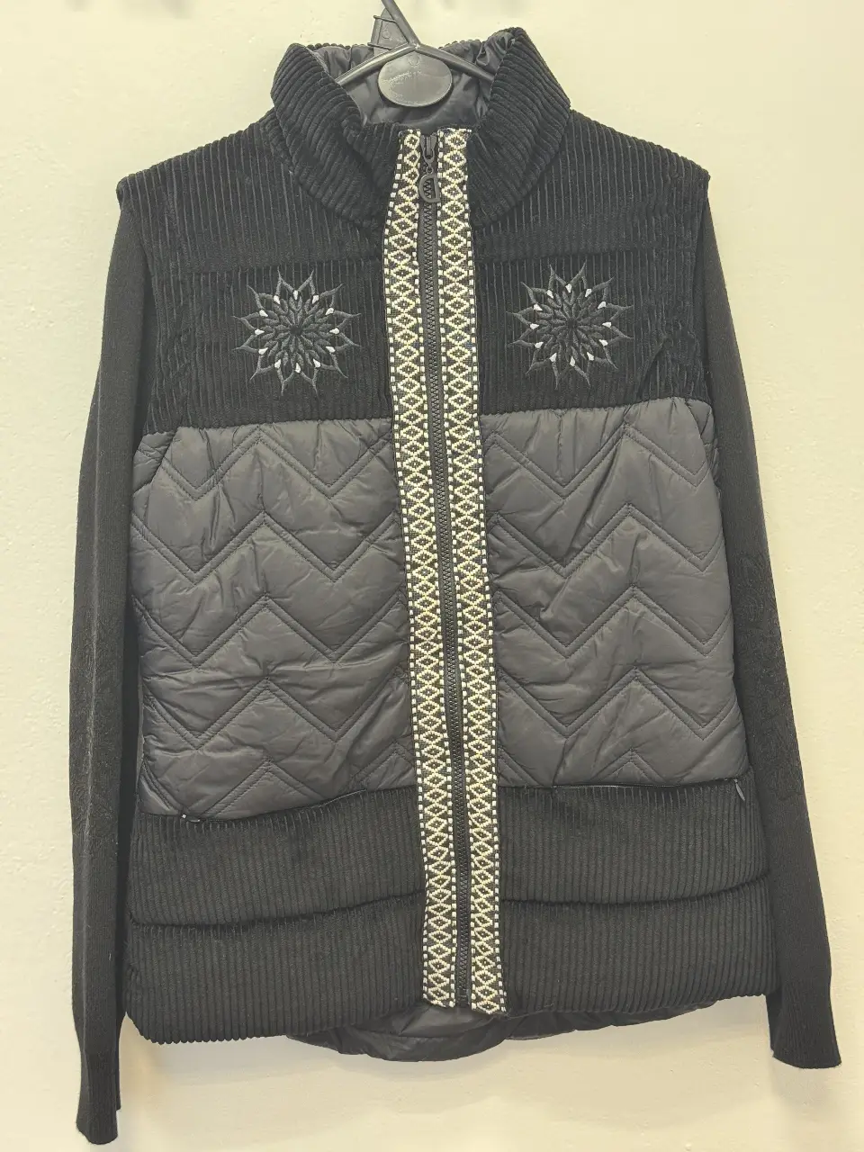 Campera Desigual negra combinada con detalles en corderoy y bordados. Posee cierre y bolsillos.