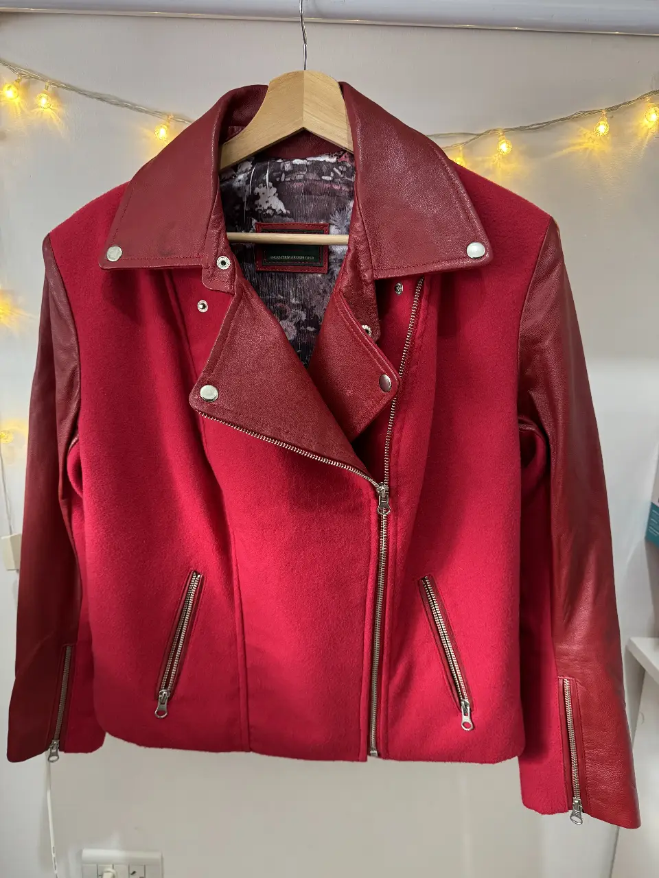 Campera biker roja de cuero legítimo con detalles en rojo y mangas en cuero. Ideal para un look rocker y canchero.