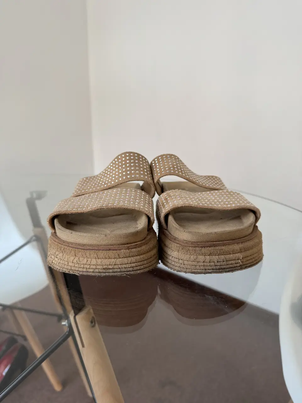 Sandalias de plataforma color crudo con detalles de strass. Ideales para un look casual y cómodo.
