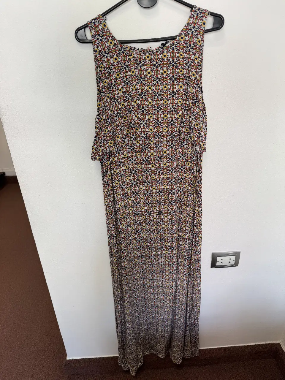 Vestido largo de mujer con estampado floral en tonos rojo, amarillo y azul. Diseño sin mangas y corte holgado, ideal para un look fresco y cómodo.