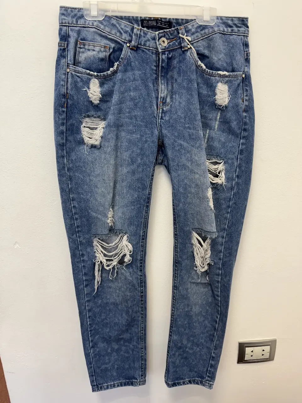 Jeans de mujer, tiro medio, con roturas y detalles desgastados. Talle 36, de la marca Zara Basic. Ideal para un look casual y moderno.
