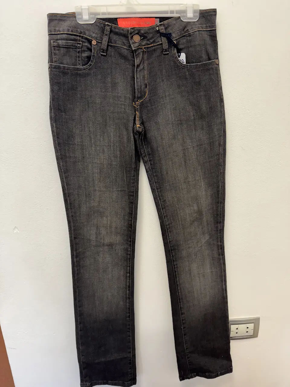 Jeans rectos de hombre, color gris oscuro, de la marca Tucci Jeans. Un clásico para cualquier ocasión.