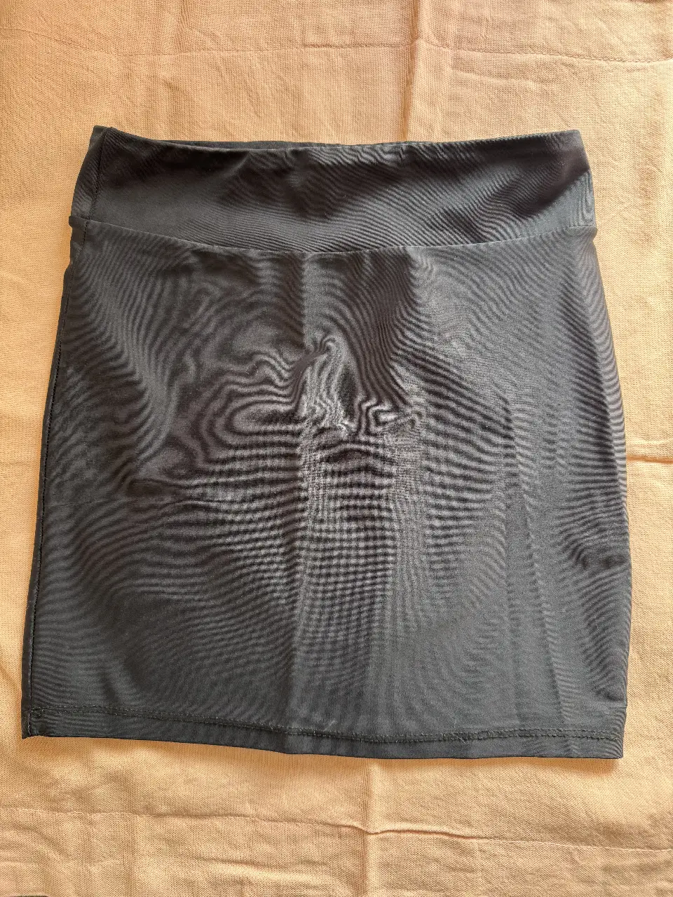 Pollera deportiva negra, ideal para entrenamientos o actividades físicas. Diseño ajustado y cómodo.