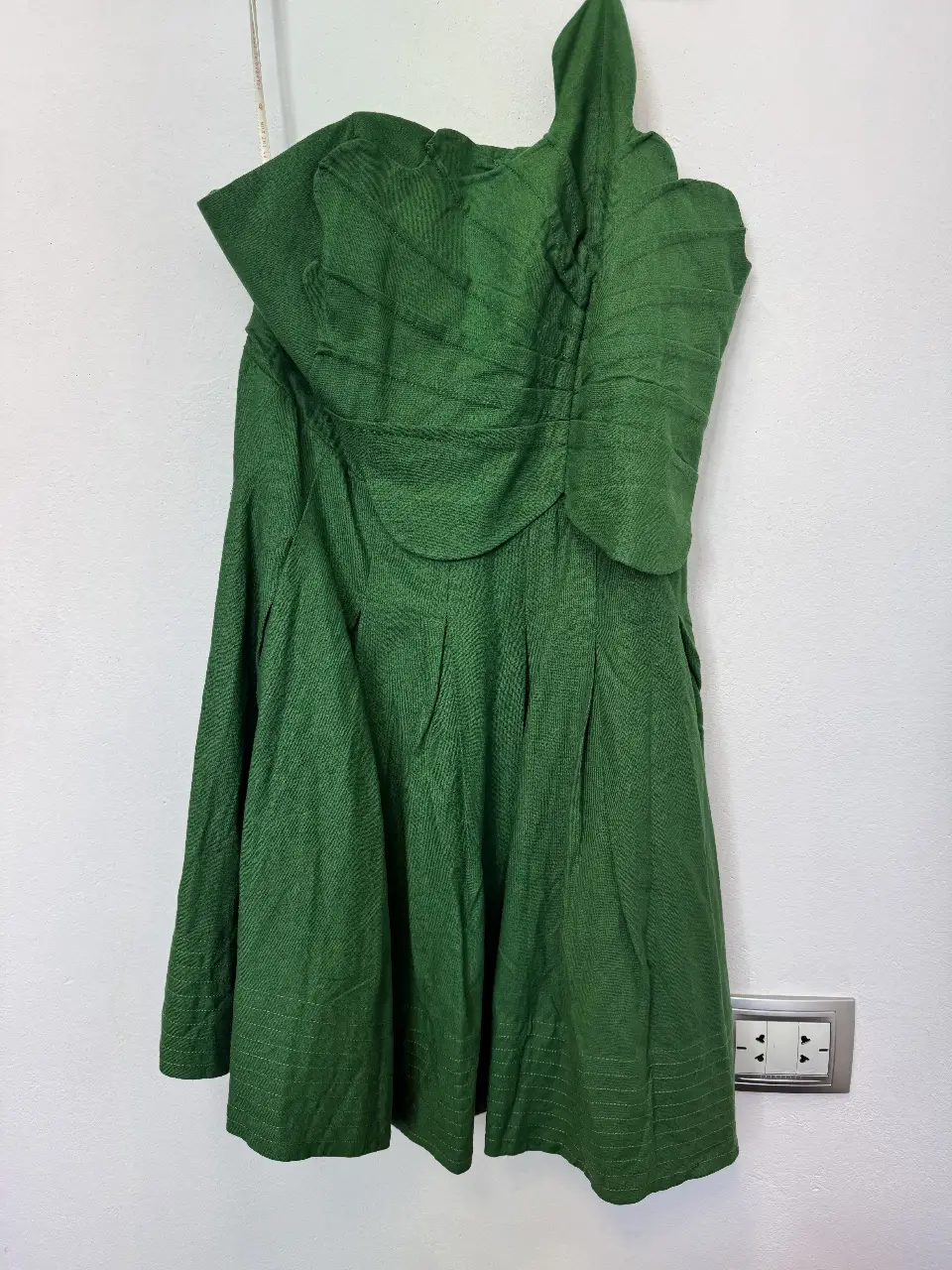 Vestido midi verde con diseño plisado y detalles únicos. Ideal para un look fresco y con estilo. Marca Farm Rio, talle L.Trae el otro bretel para hacerlo solero.