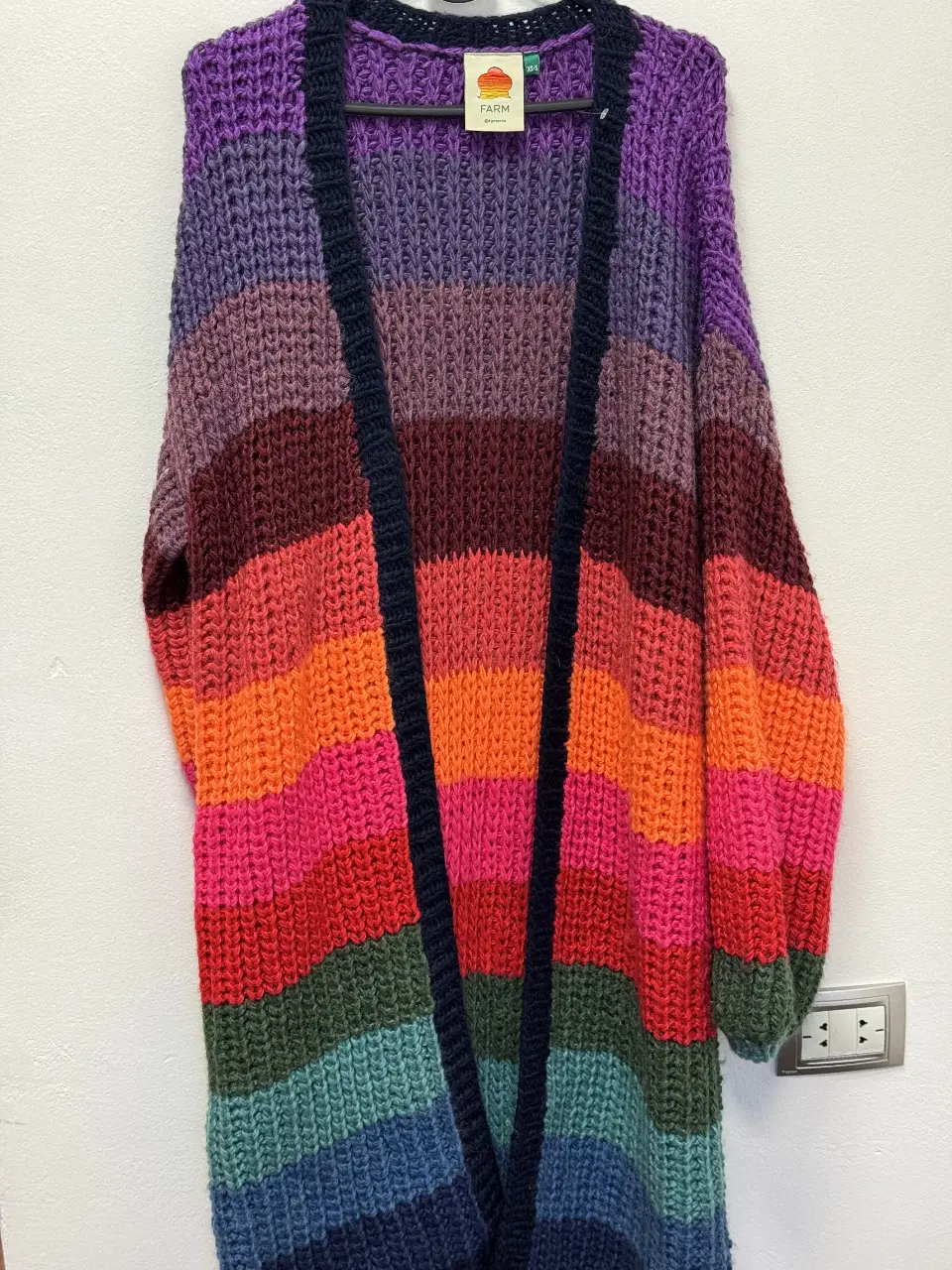 Cardigan largo de punto grueso con diseño a rayas en tonos vibrantes. Ideal para un look bohemio y cómodo.