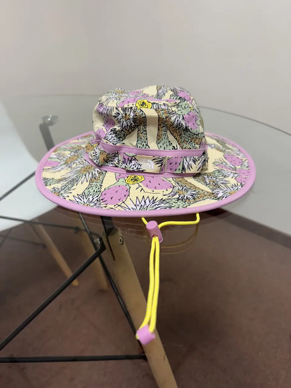 Sombrero de sol The North Face unisex, con estampado floral. Talle S-M/P-M. Ideal para protegerse del sol con estilo.