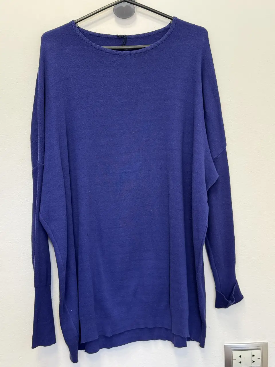 Sweater largo de mujer, color azul. Ideal para un look casual y cómodo. Perfecto para usar en otoño/invierno.
