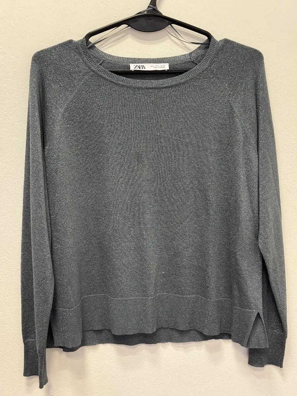Sweater de mujer Zara, color gris con brillos. Talle S. Ideal para un look casual o para salir.