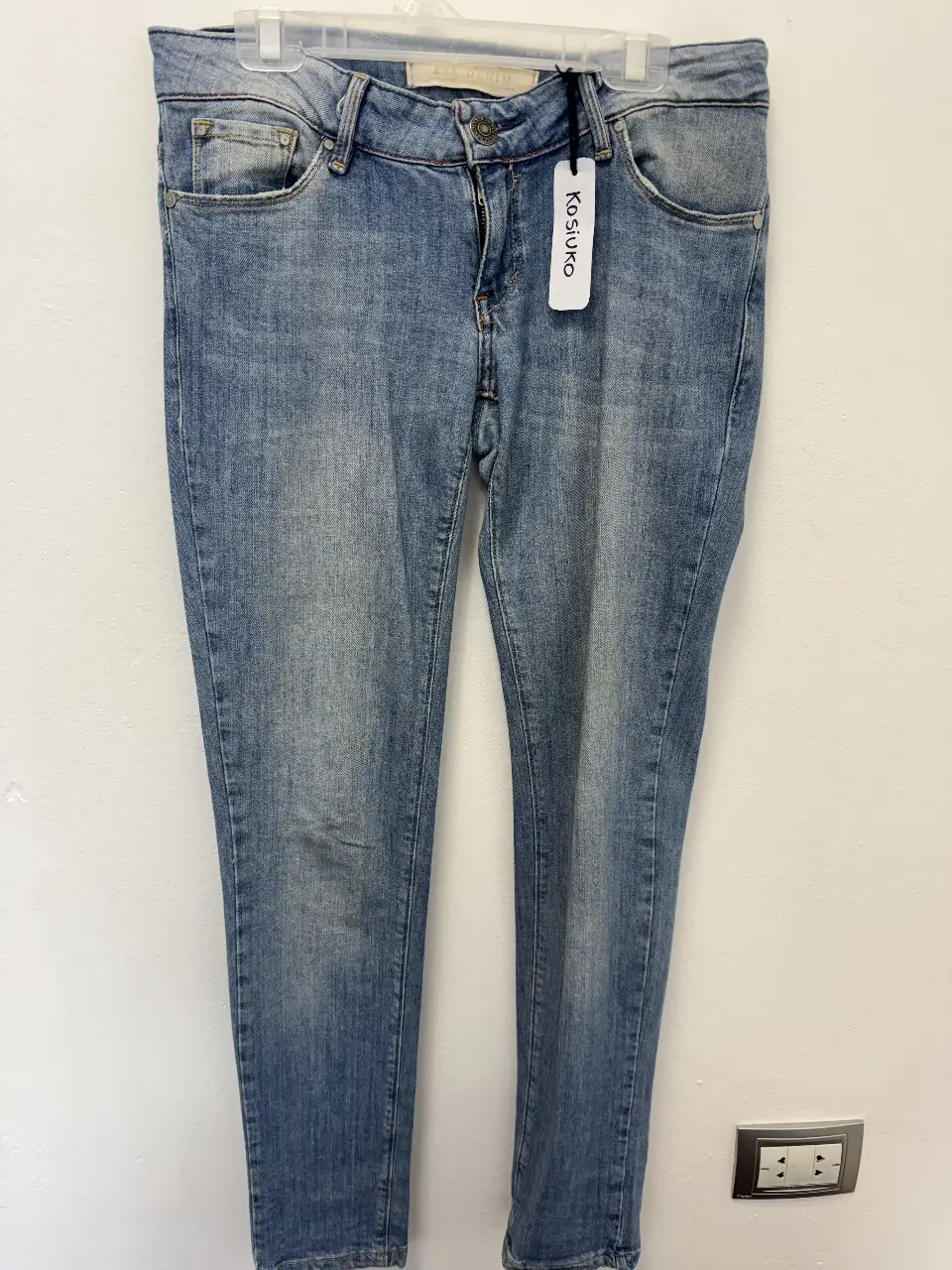 Jeans rectos de mujer, color azul claro, con etiqueta KSK DENIM. Ideal para un look casual y versátil.
