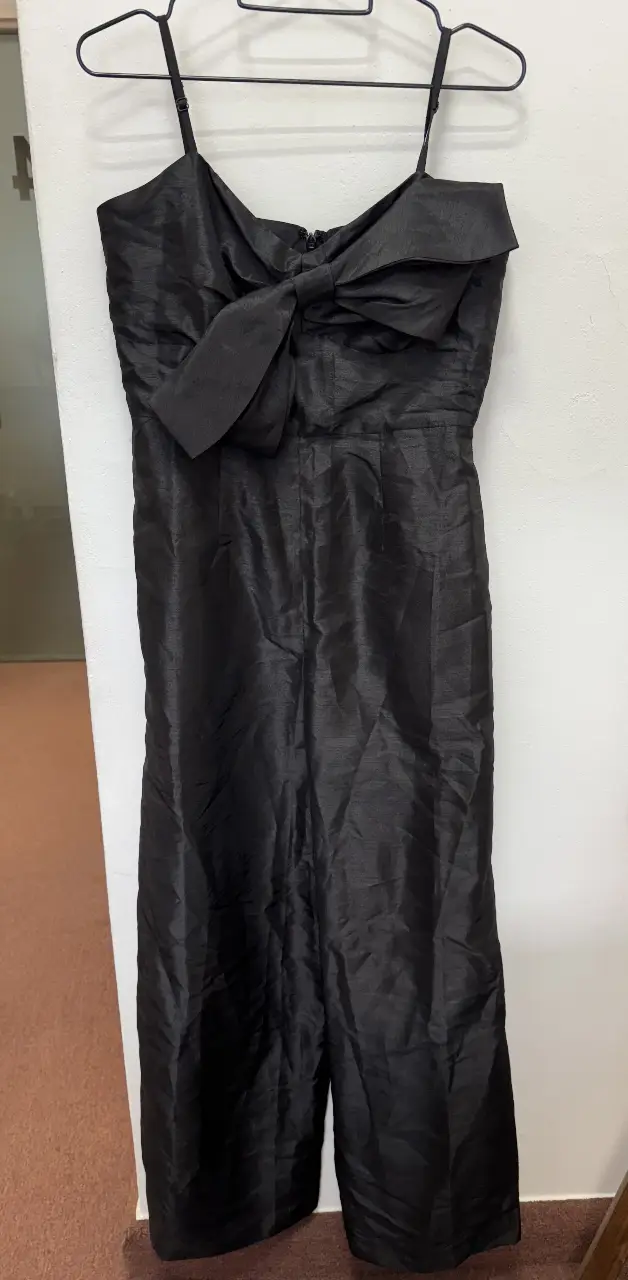 Mono largo negro de fiesta con moño en el pecho, talle 6, de la marca Hutch. Ideal para eventos formales.