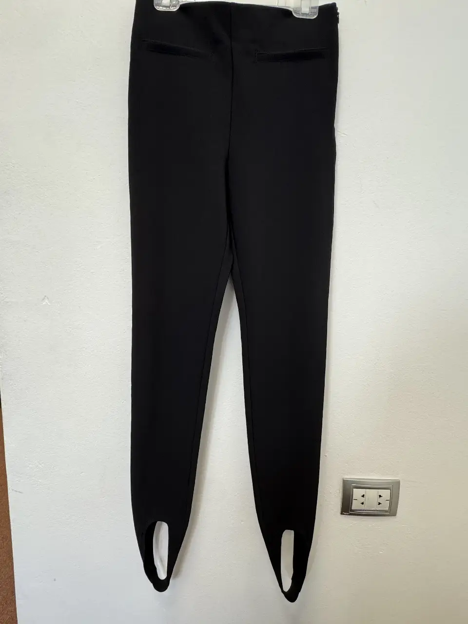 Pantalón de vestir negro de la marca Zara, con detalle de abertura en la parte inferior para usar con taco. Talle S.