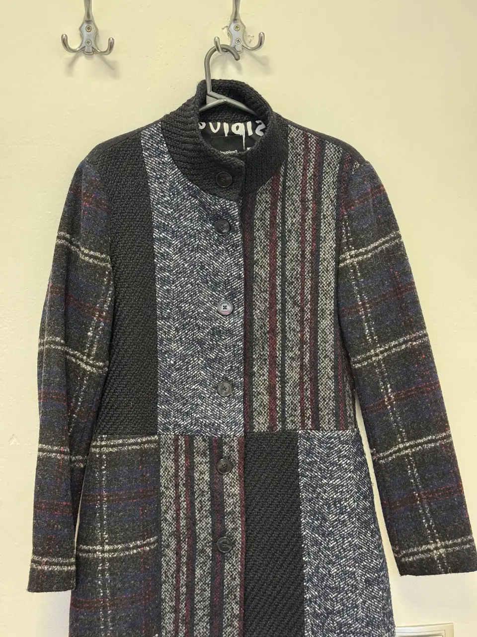 Tapado Desigual con diseño patchwork en tonos grises, azules y borgoña. Confeccionado con múltiples texturas y estampados. Talle 40.