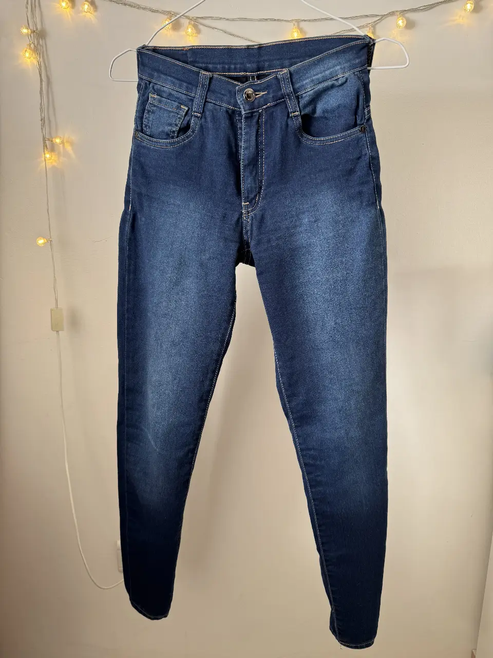 Jeans de mujer tiro alto, color azul oscuro, talle 34. Corte clásico y versátil, ideal para un look casual y moderno.