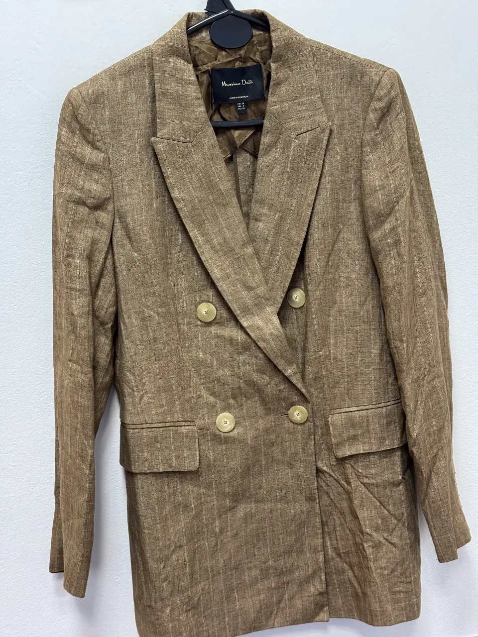 Blazer de mujer Massimo Dutti, color marrón, con dos botones y bolsillos delanteros. Talle 38 EUR, 6 USA, 28 MEX. Ideal para un look elegante y sofisticado.