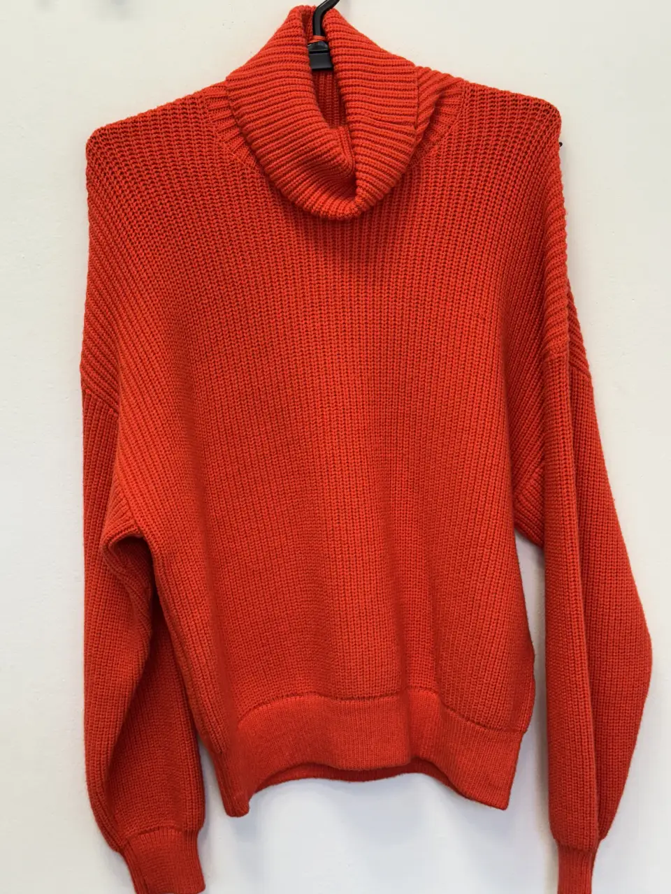 Sweater de cuello alto color naranja, de la marca Zara, talle S. Ideal para el invierno, este sweater es perfecto para un look casual y abrigado.