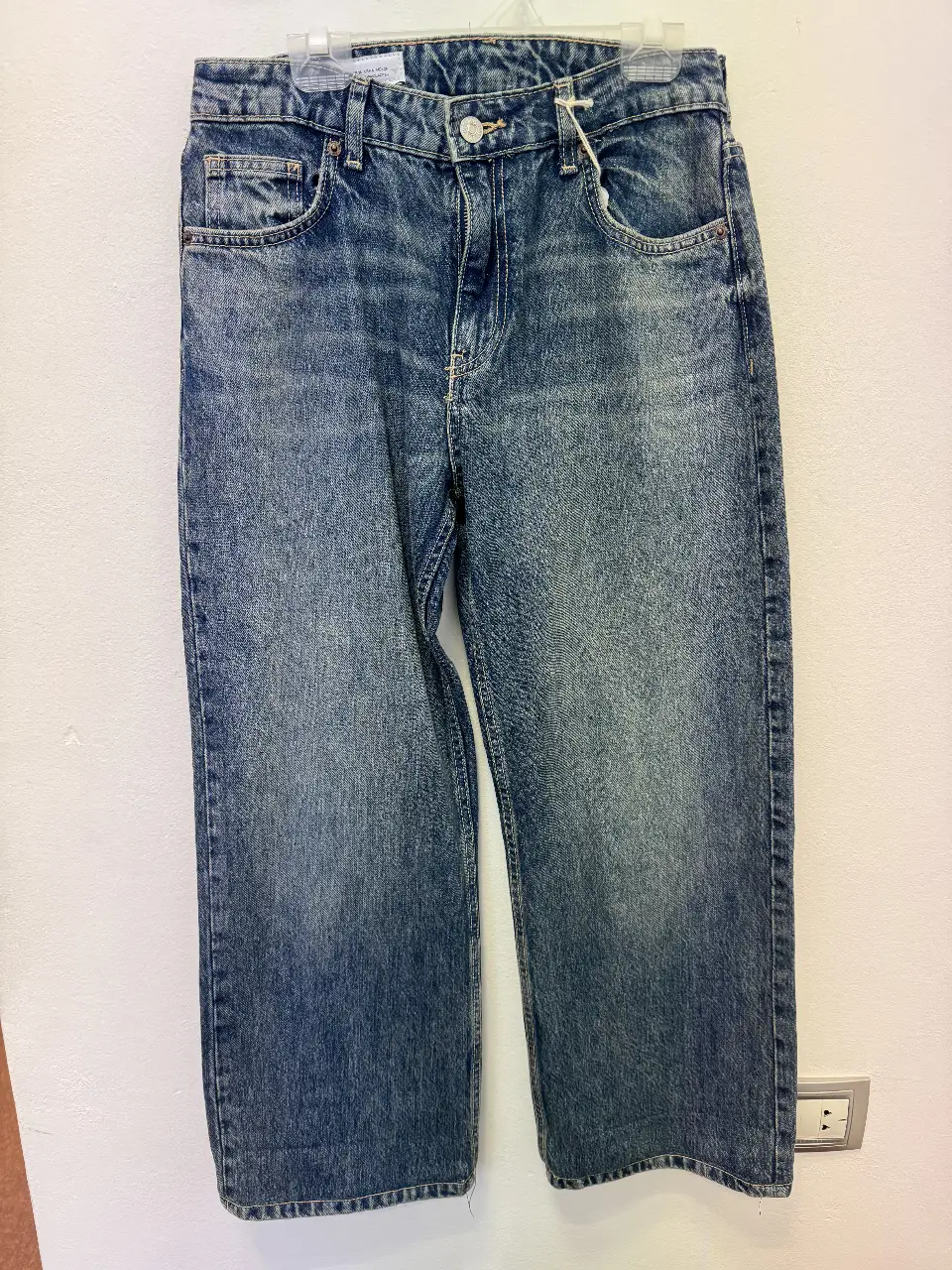 Jeans rectos de hombre, color azul gastado, de la marca Zara. Talle 36 EUR, 4 USA, MEX 26. Hecho en Bangladesh. Ideal para un look casual y moderno.