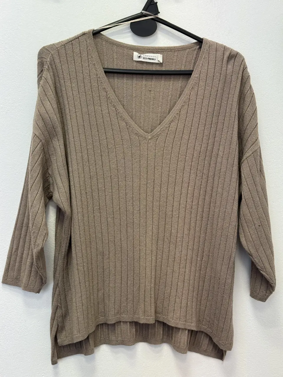 Sweater de mujer en color marrón, con cuello en V y manga 3/4. Tejido con textura acanalada, ideal para un look casual y cómodo.