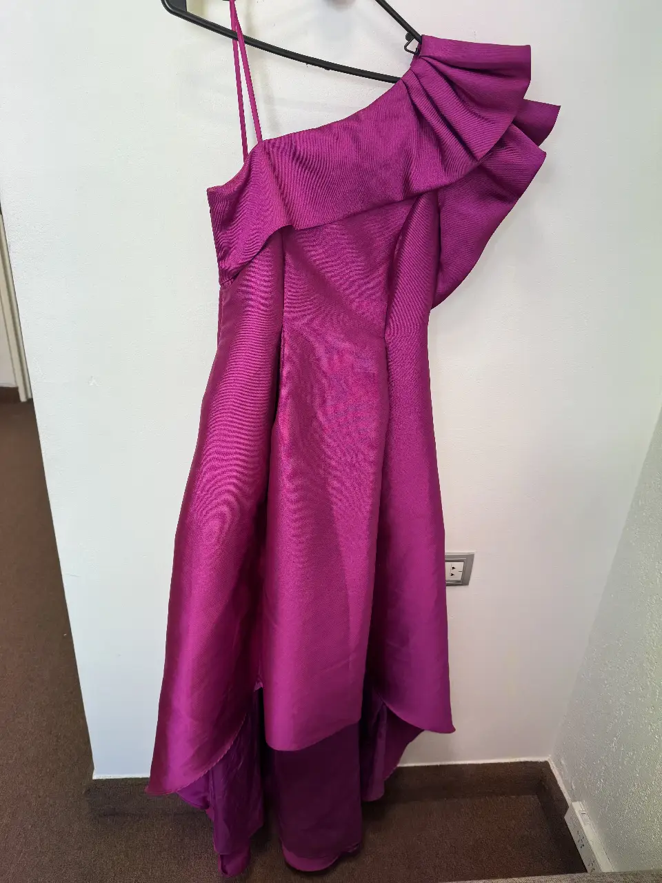 Vestido largo de fiesta, con un solo hombro y detalle de volado en el hombro. Ideal para eventos especiales.