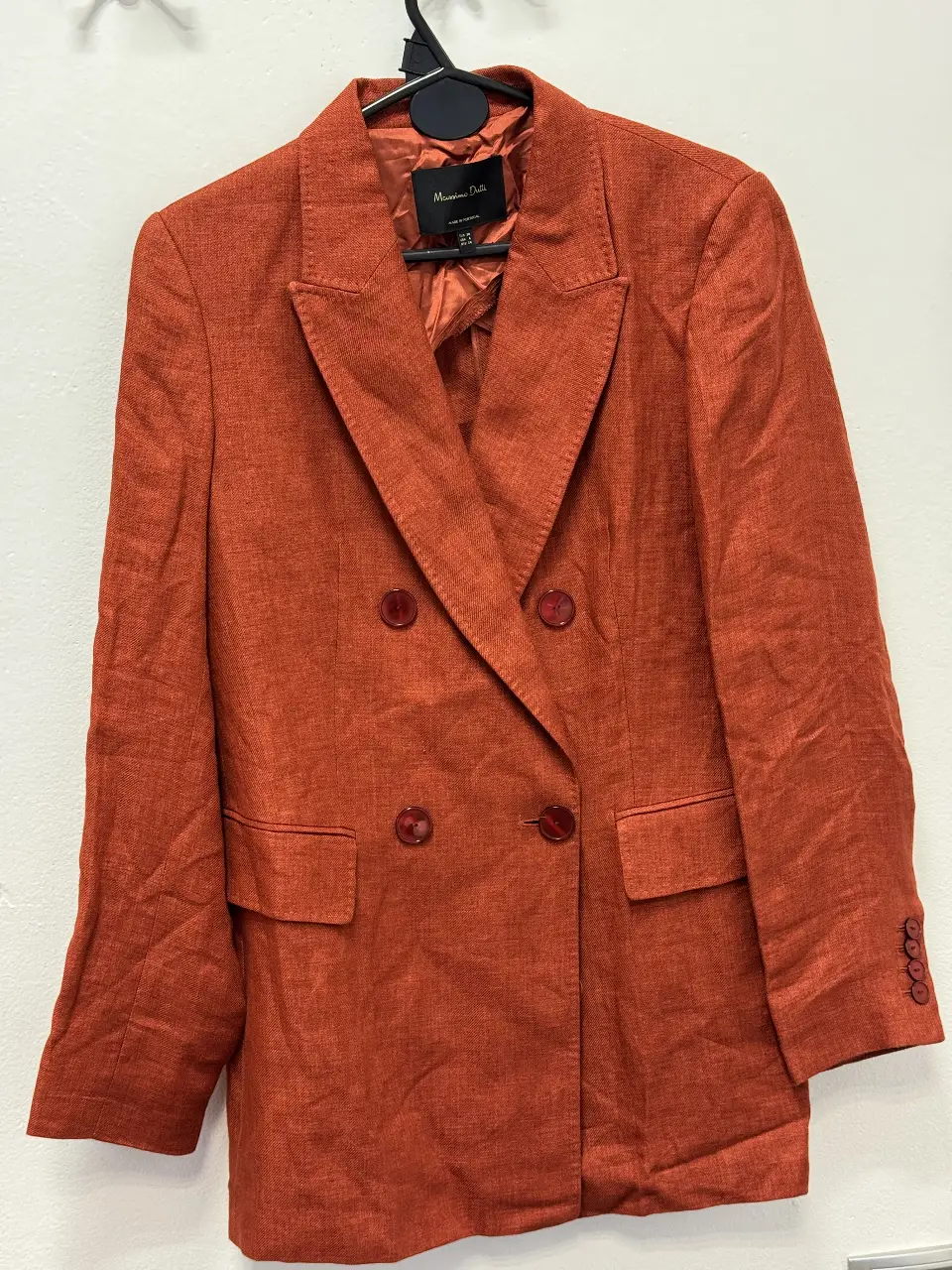 Elegante blazer de mujer Massimo Dutti en un vibrante color naranja. Confeccionado en lino, este blazer de doble botonadura es perfecto para un look sofisticado y moderno. Ideal para ocasiones formales o para darle un toque de color a tu outfit diario.