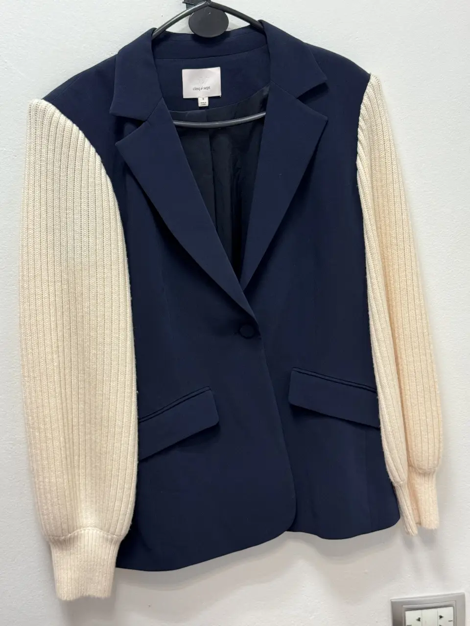 Blazer de mujer de color azul marino con mangas en tejido de punto color crema. Talle 8, de la marca cinq à sept. Ideal para un look elegante y moderno.