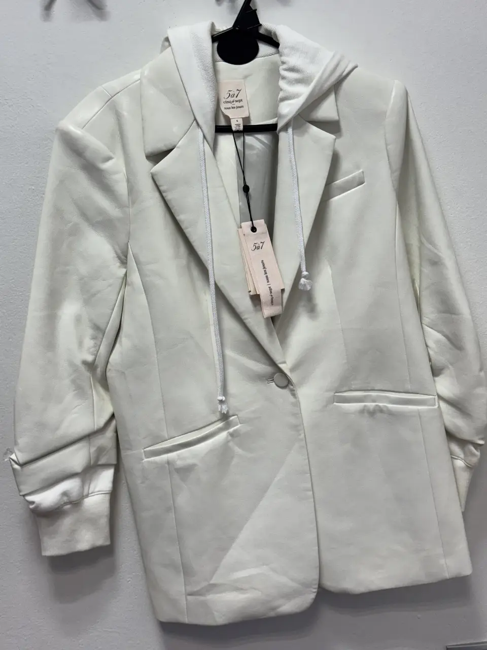 Chaqueta blazer blanca con capucha de cuero sintético de la marca 5 à 7. Talle 6. Ideal para un look elegante y moderno.