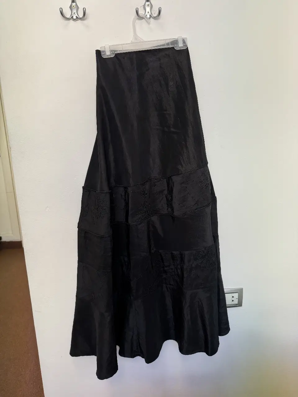 Pollera larga negra con detalles bordados. Ideal para eventos formales o fiestas.