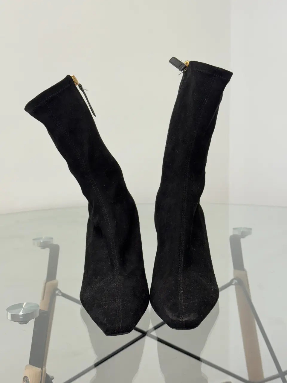 Botas de caña alta negras de gamuza con taco fino. Ideales para un look elegante y sofisticado.