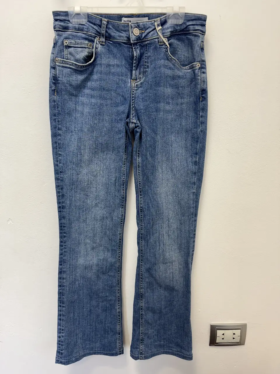 Jeans de mujer, corte recto, tiro medio, color azul. Marca Zara, talle 36 EUR, 4 USA, 26 MEX. Hecho en Turquía.