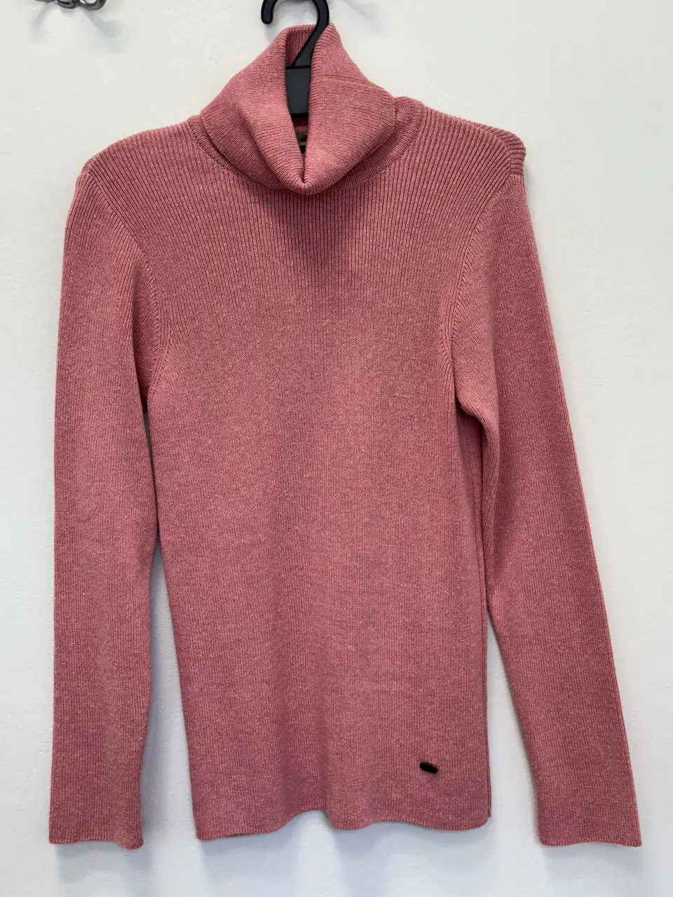 Sweater de cuello alto GENOA, de tejido acanalado en color rosa. Ideal para un look casual y abrigado.