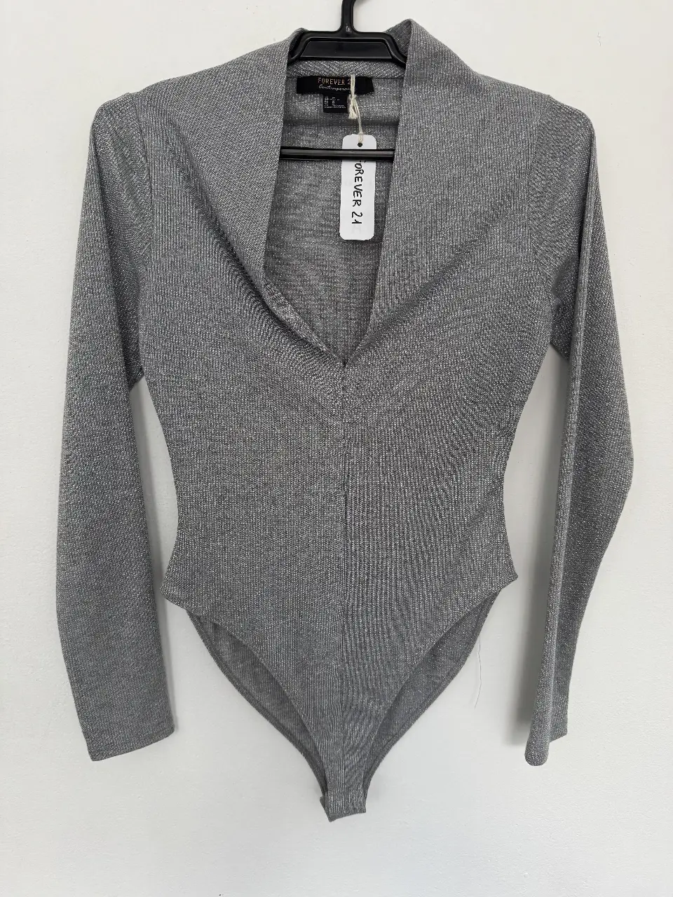 Body de manga larga Forever 21, color gris metalizado, talle M. Ideal para un look elegante y moderno.