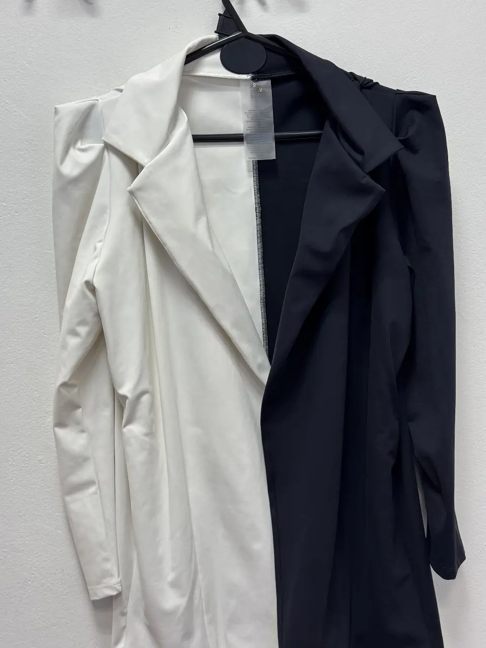 Blazer bicolor blanco y negro con mangas abullonadas y cinturón. Ideal para un look elegante y moderno.