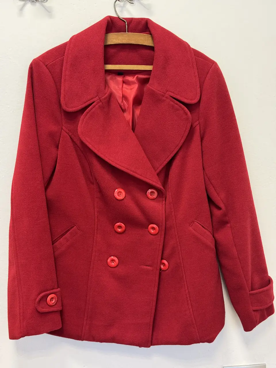 Tapado rojo de paño, con botones y bolsillos. Talle 5.