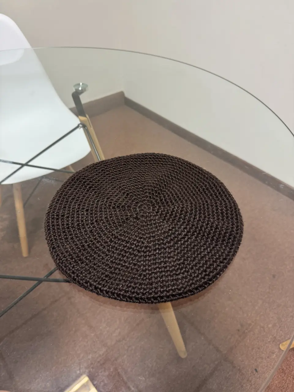 Boina de tejido artesanal en color marrón oscuro, ideal para complementar cualquier look de invierno. Su diseño circular y textura tejida le dan un toque clásico y elegante. Perfecta para un estilo casual o para añadir un detalle sofisticado a tu outfit.