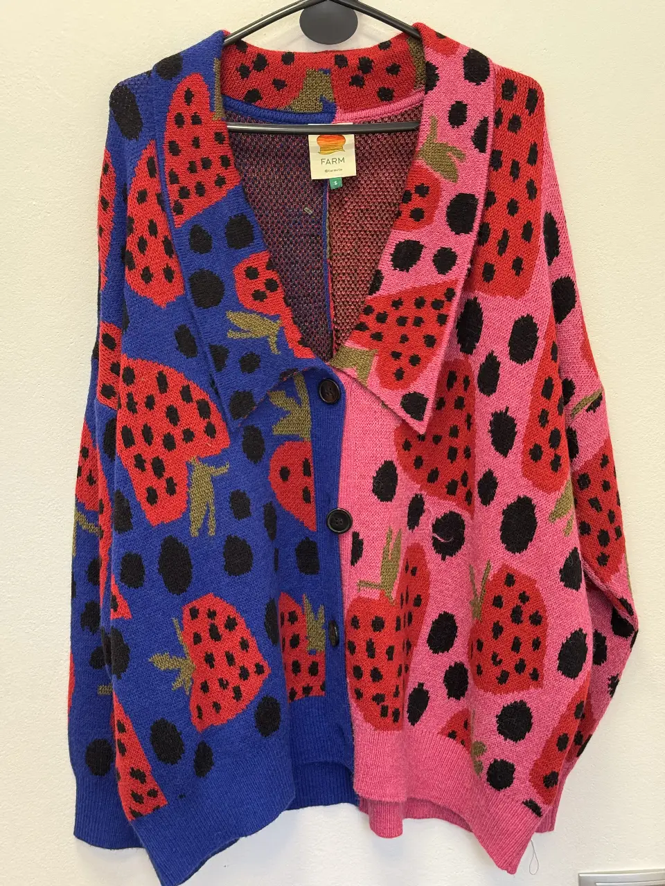 Cardigan de diseño único con estampado de frutillas. Confeccionado en tejido suave y abrigado, ideal para un look casual y divertido. Perfecto para agregar un toque de color y originalidad a tu outfit.