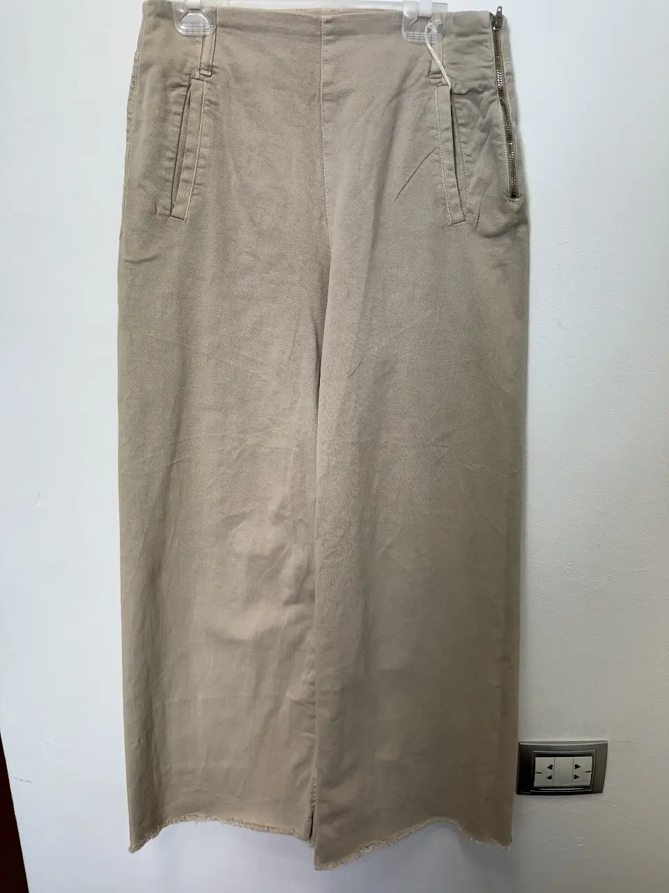 Pantalón sastrero de mujer color crudo de la marca Zara. Talle 38, con cierre lateral y bolsillos delanteros. Ideal para un look casual o de trabajo.
