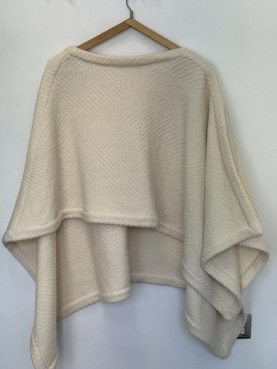 Poncho Carolina Herrera de lana color crudo, con diseño de tejido en zig-zag. Ideal para un look elegante y abrigado.