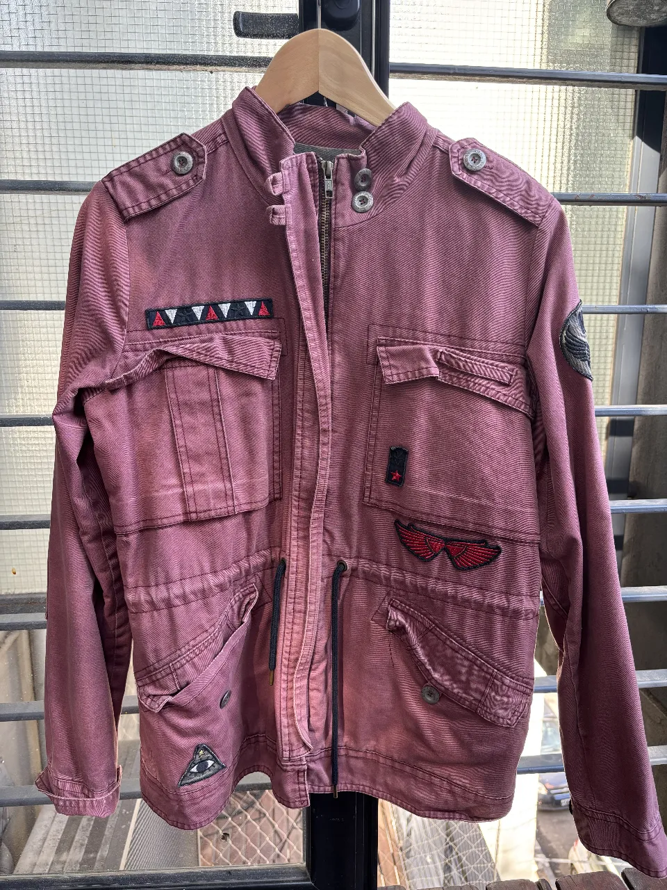 Campera en color bordó con detalles de parches y cierre frontal. Ideal para un look casual y urbano.