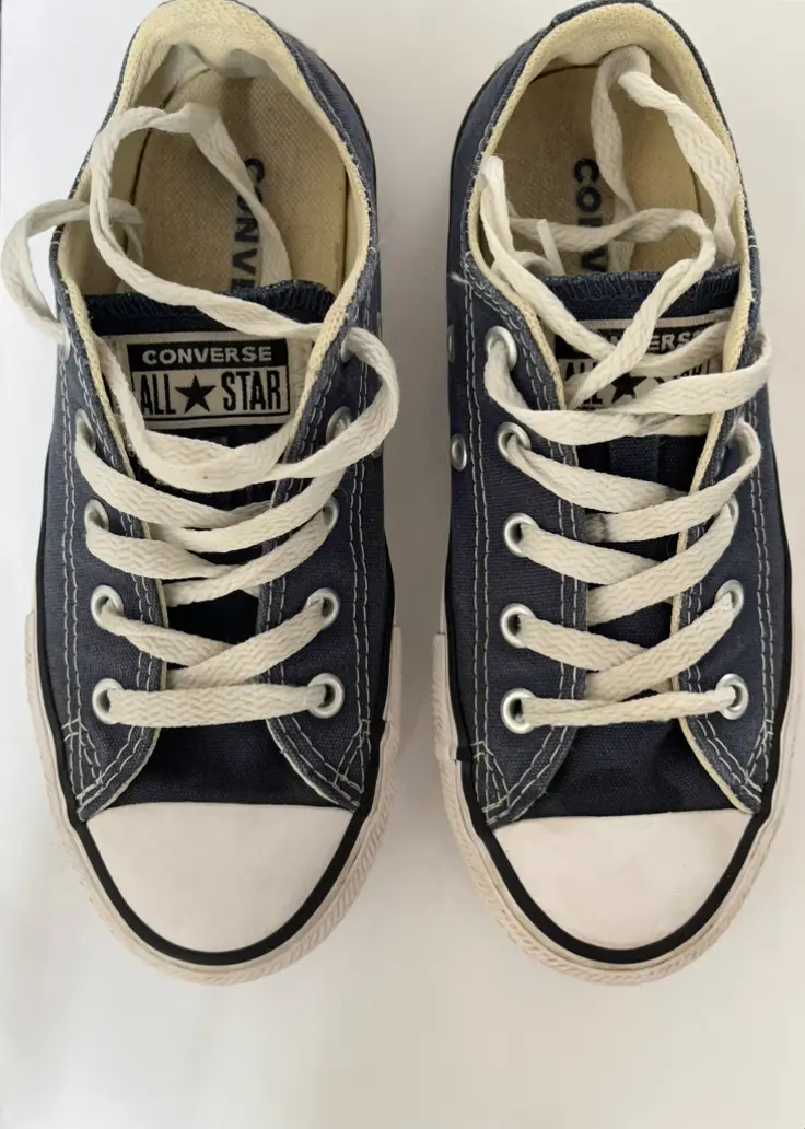 Zapatillas Converse All Star azules, ideales para un look casual y cómodo. Con su icónico diseño y suela de goma, son perfectas para el día a día.