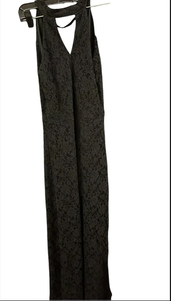 Vestido largo de encaje negro, con cuello halter y abertura en la espalda. Ideal para eventos formales o fiestas.
