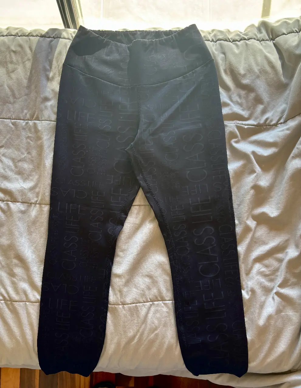Calzas deportivas negras con estampado de la marca Class Life. Talle M. Ideales para actividades físicas.