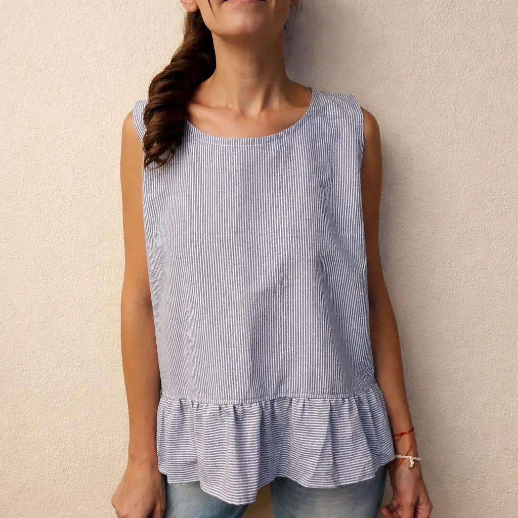 Musculosa a rayas celestes y blancas con volado en la parte inferior.