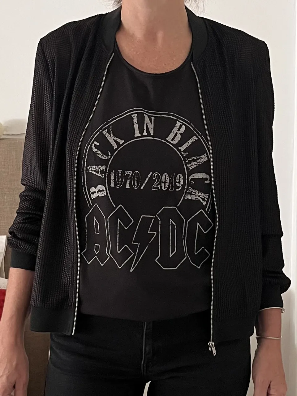 Campera bomber negra con textura, ideal para un look rocker o casual. Perfecta para completar tu outfit.