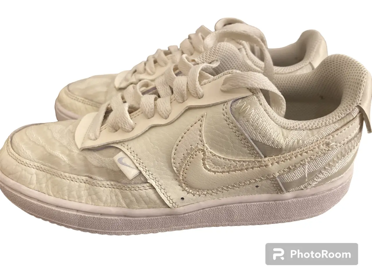 Zapatillas Nike Air Force blancas, ideales para un look casual y cómodo. Diseño moderno y versátil, perfectas para combinar con cualquier outfit.