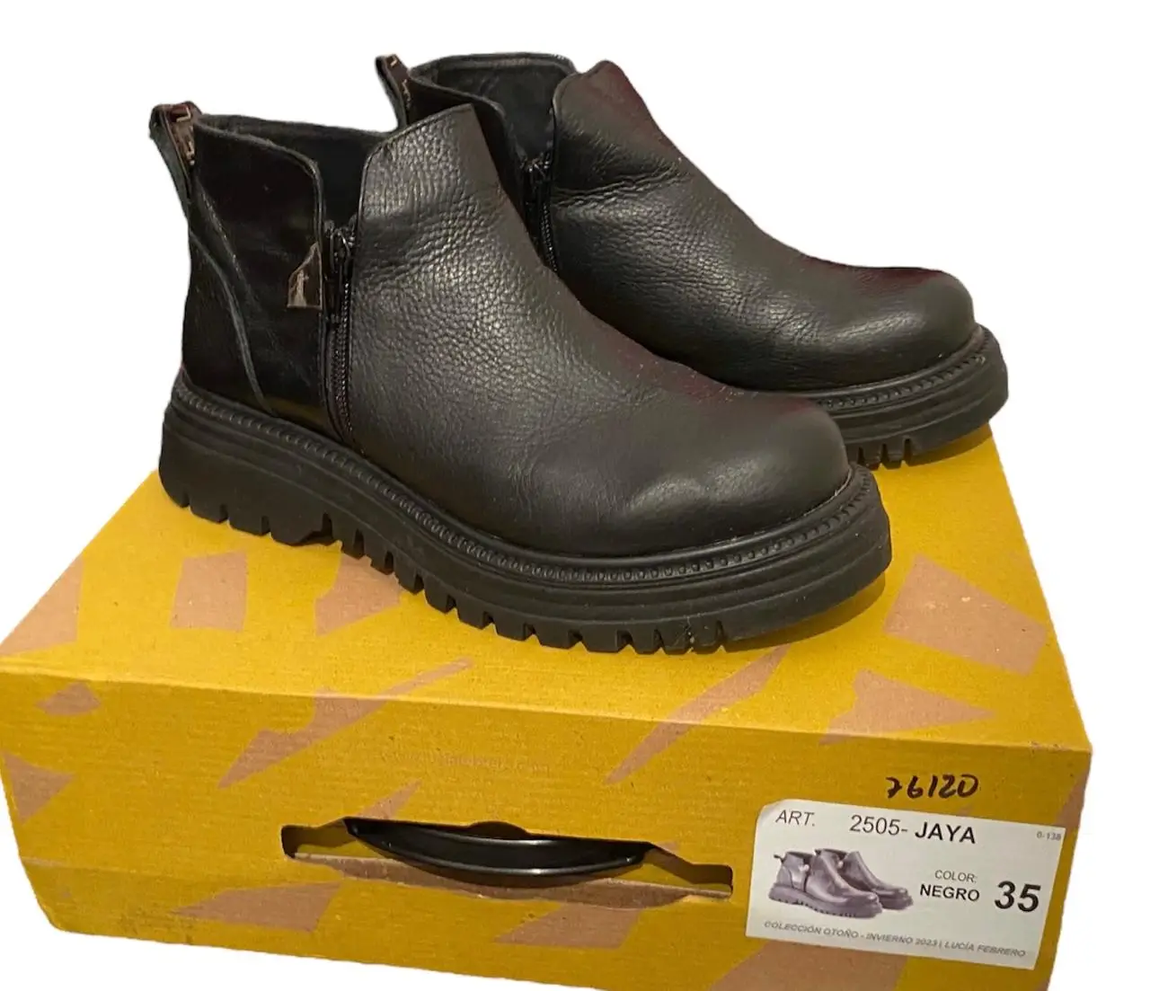 Botinetas negras de cuero con suela gruesa. Ideales para un look casual y moderno. Tienen cierre lateral para facilitar el calce.