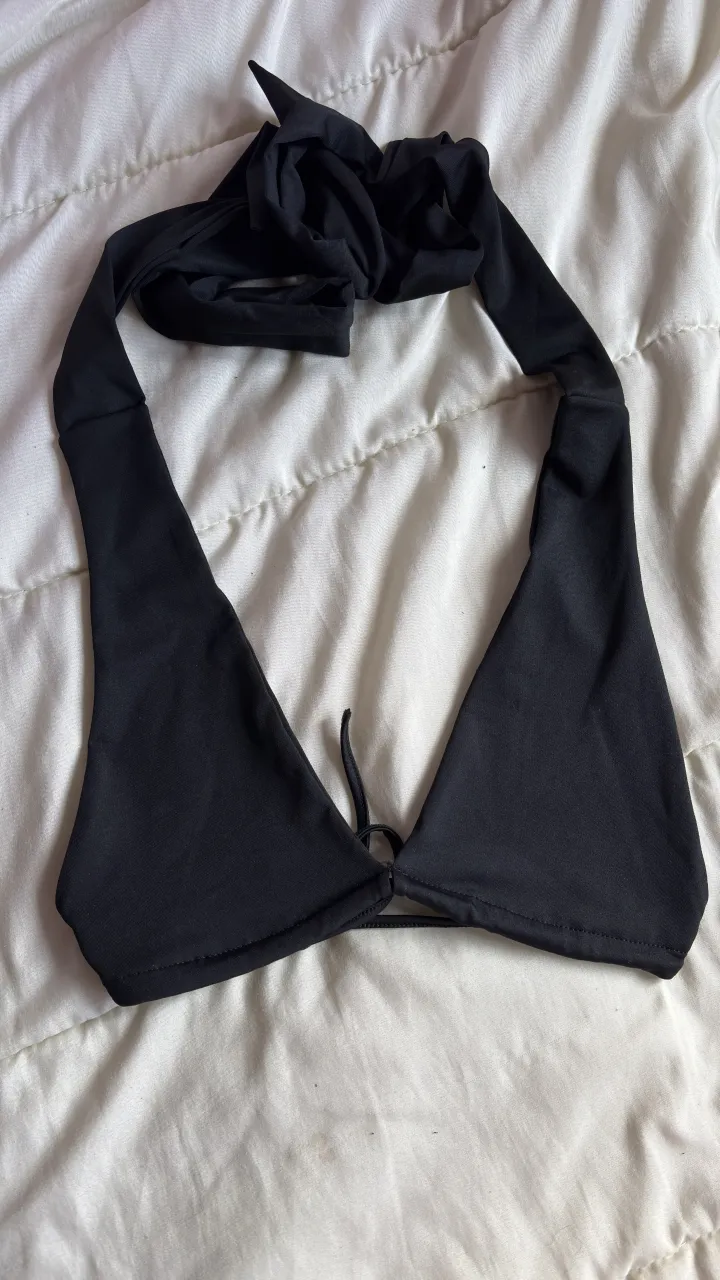 Top de bikini negro con tiras para atar en cuello y espalda.