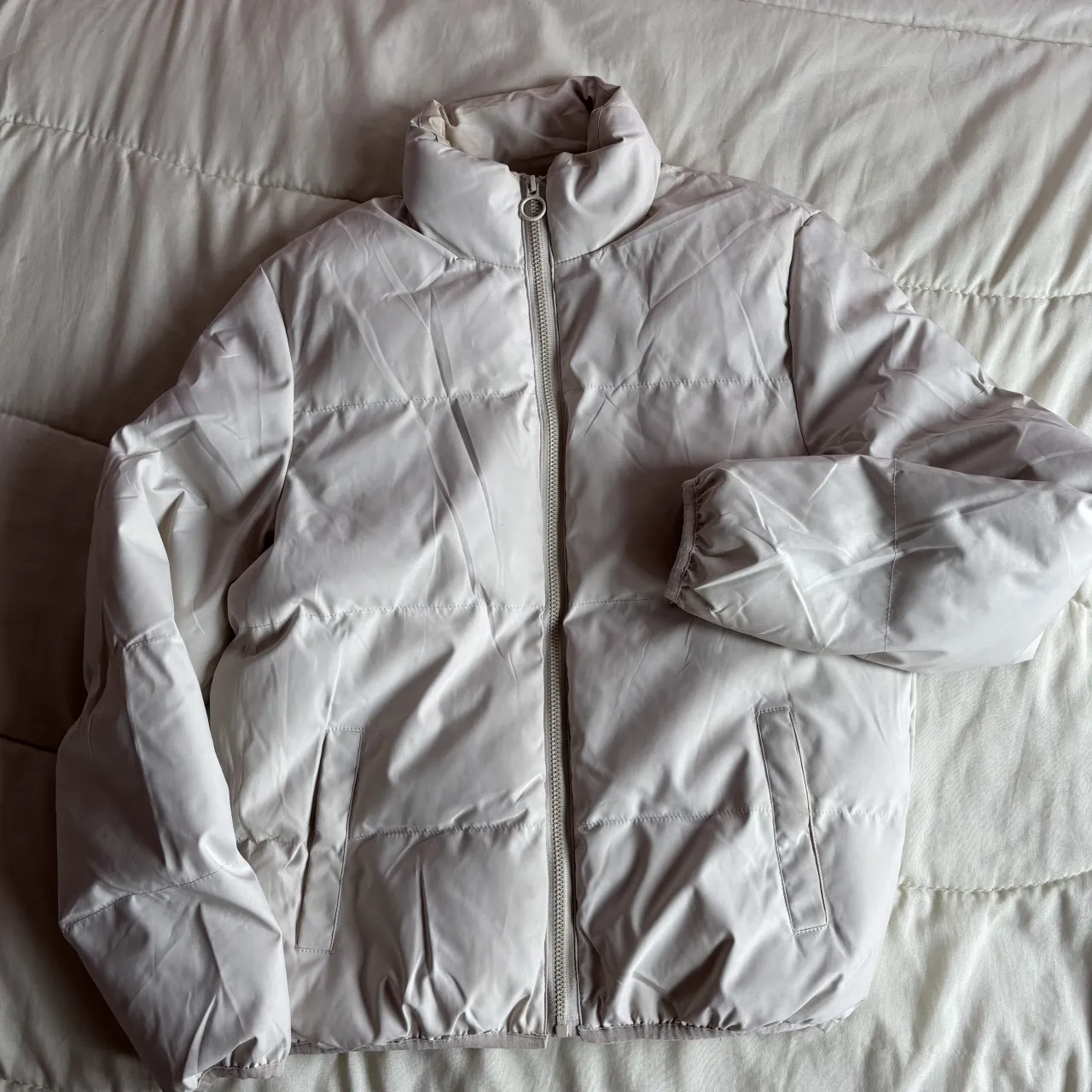 Campera acolchada color crudo con cierre.