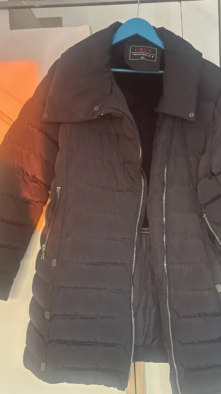 Campera de pluma negra I-RUN 5XL, ideal para el invierno. Posee cierre y bolsillos con cierre.