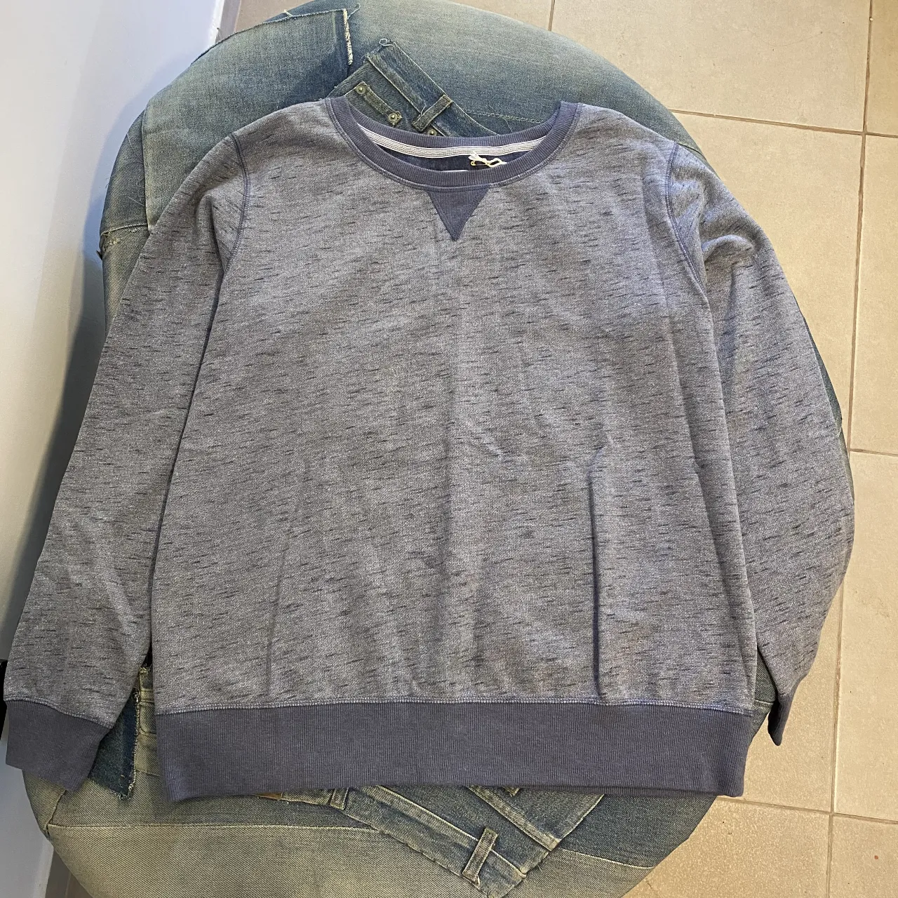 Buzo de cuello redondo gris azul, ideal para un look casual y cómodo. Perfecto para el día a día.
Importado de Eeuu, de la marca Mta Sport