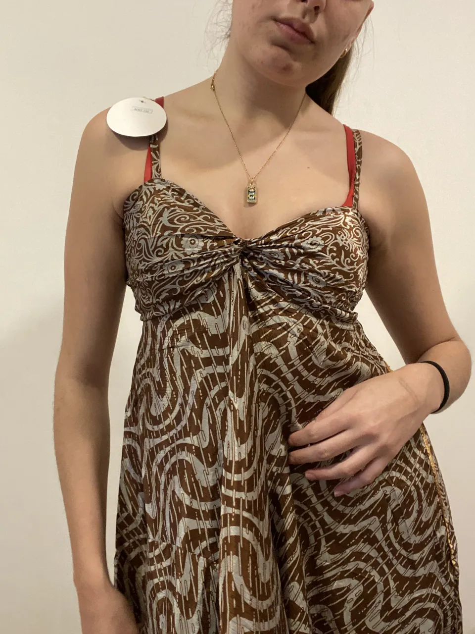 Vestido midi con estampado abstracto en tonos marrones y blancos. Diseño con tirantes finos y detalle de nudo en el busto. Ideal para un look fresco y moderno. Estilo indu o hindu, estilo marroqui 
NUEVO CON ETIQUETA
