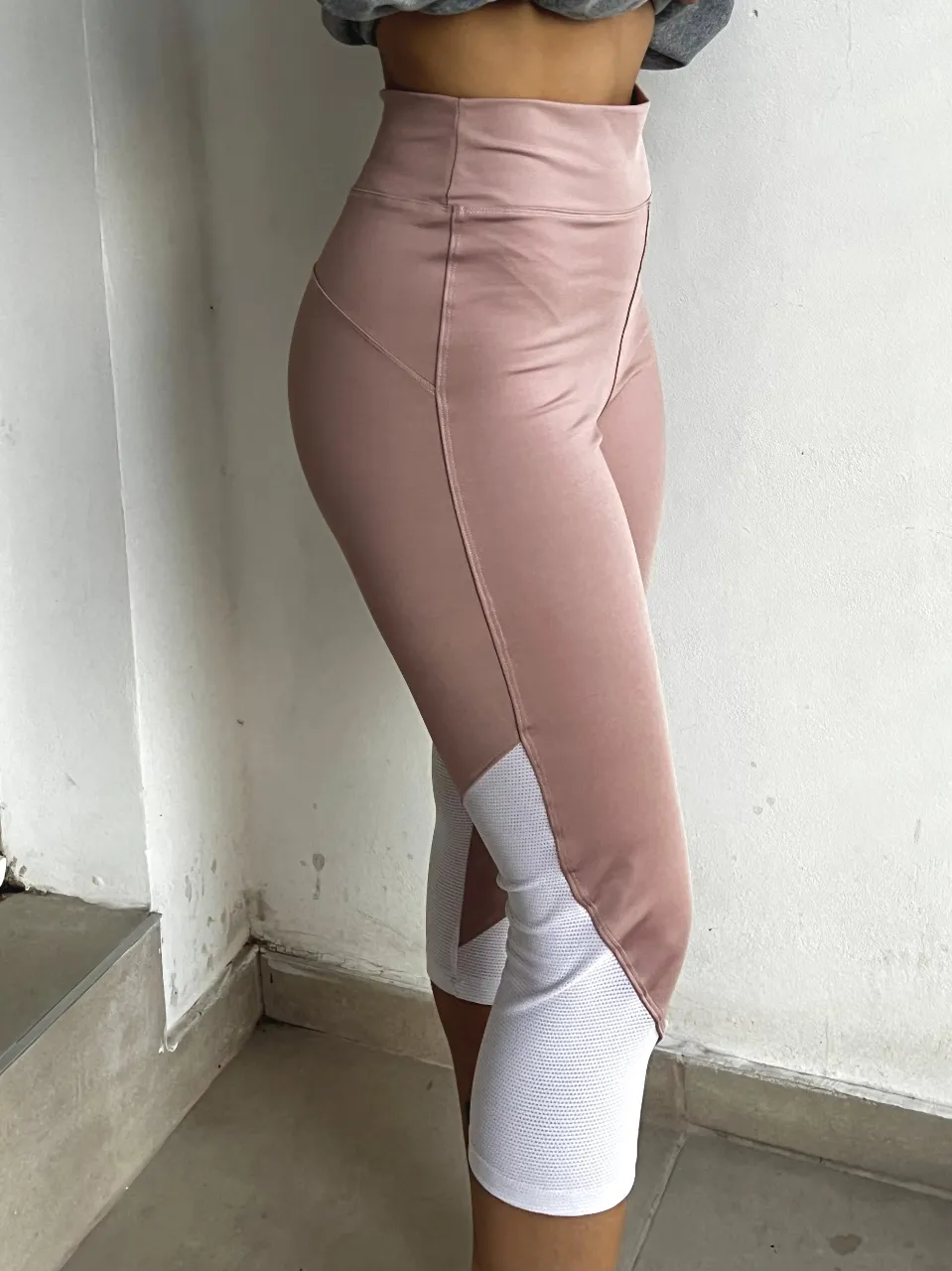 Calza deportiva de mujer, color rosa con detalles en blanco. Ideal para entrenar, cómoda y con diseño moderno. MARCA BALANCE SIN USO 